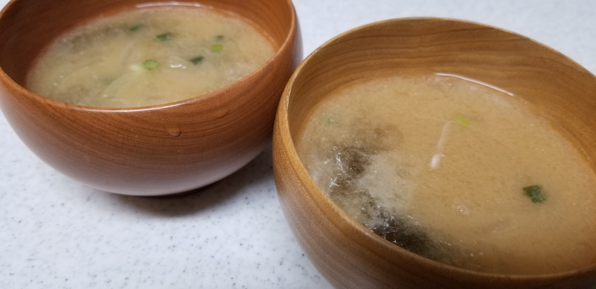 とろろ昆布、玉ねぎ、小ねぎの味噌汁