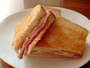 朝ごはんに☆ハムとチーズのホットサンド