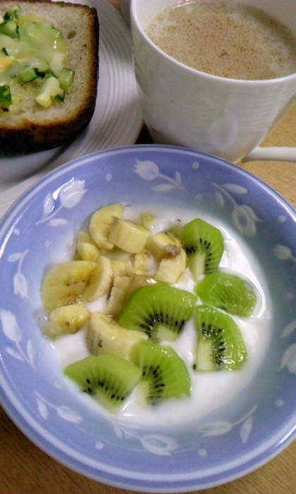 今朝もナスバナナで(^w^)
子供達のは今朝もキウイ蝶々にしましたが撮影前に食べられレポは私の分で…。