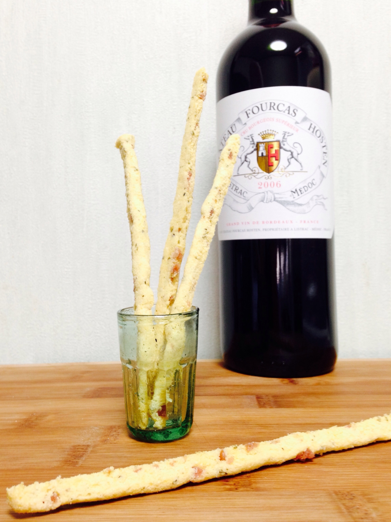 緑のコップに入ったグリッシーニ