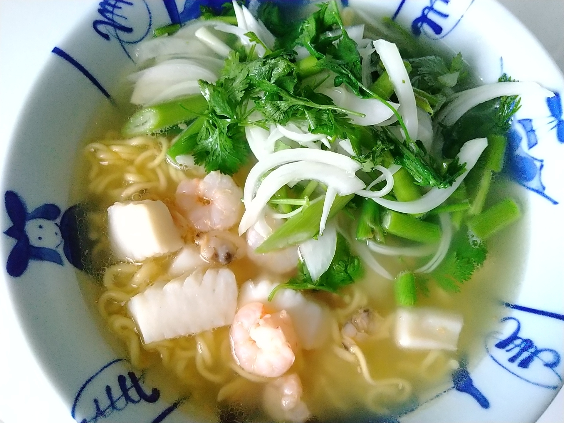 レモンとパクチーの塩ラーメン