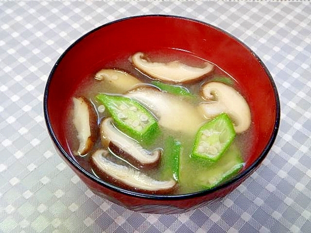 オクラと椎茸の味噌汁