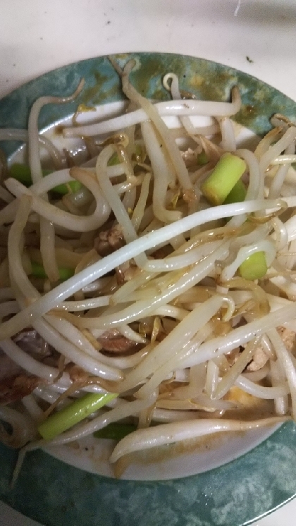 モヤシと豚肉とニンニクの芽のめんつゆ炒め