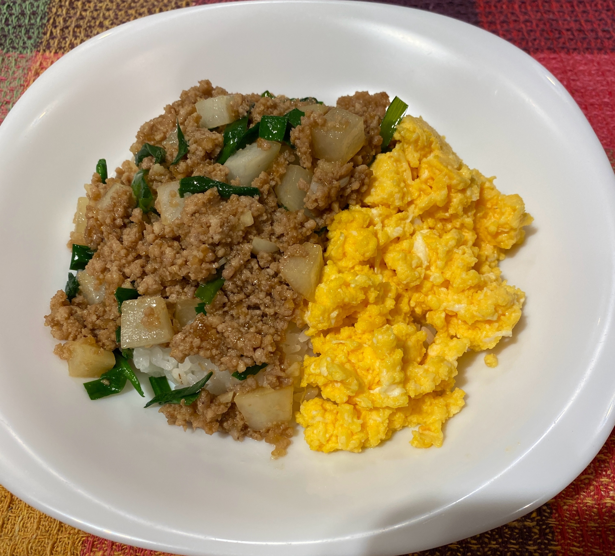 簡単2色丼☆大根とミンチのニラ炒め&炒り卵