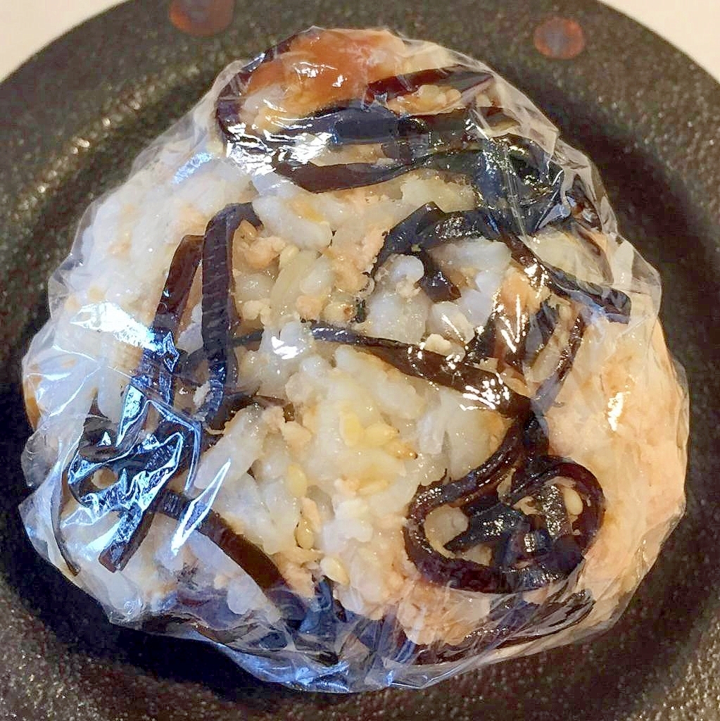 鮭フレーク➕梅干し➕昆布佃煮のおにぎり