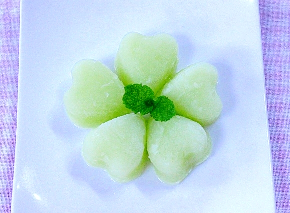 白いお皿に盛り付けられたメロンシャーベット