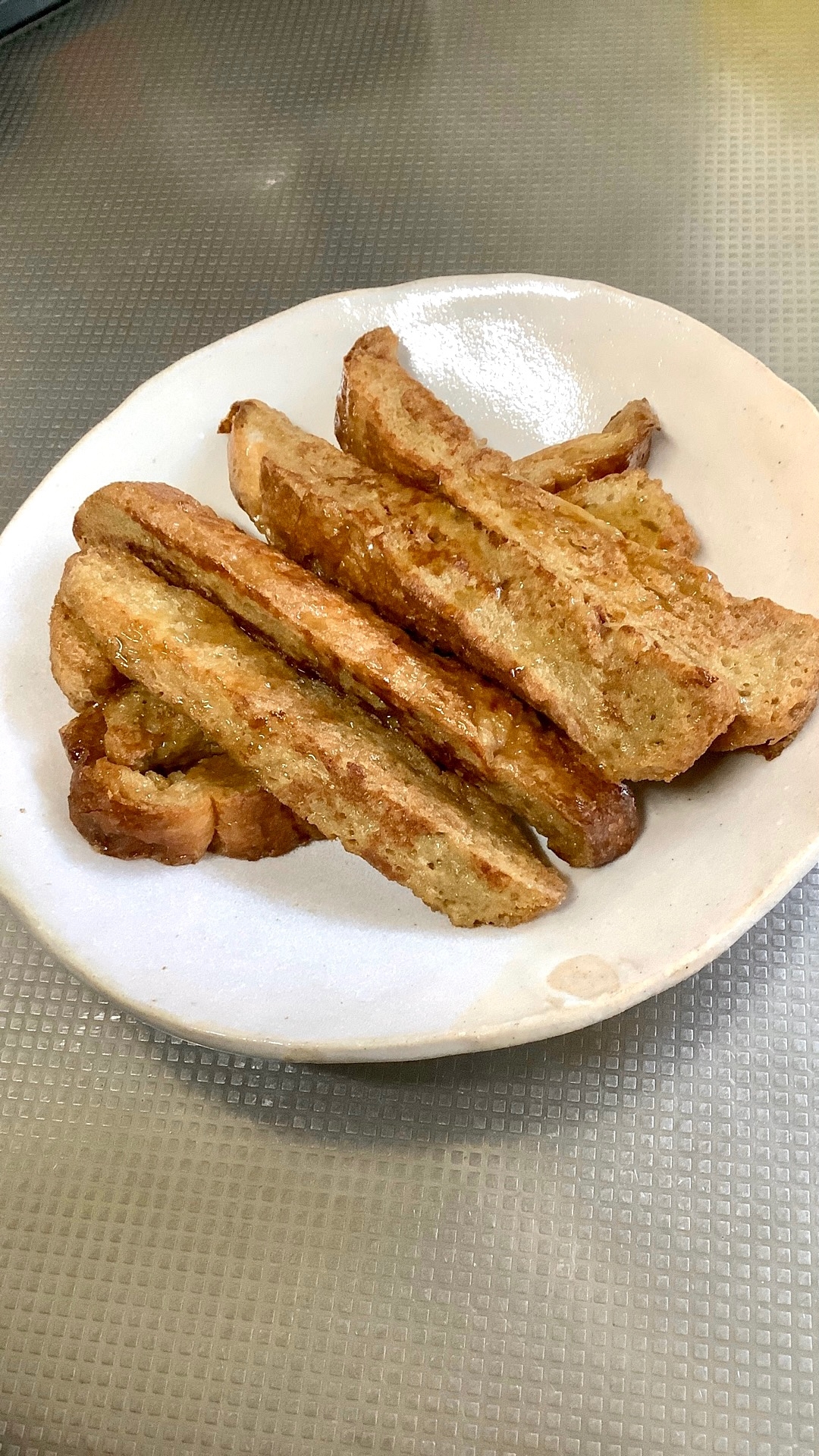 パンの端でコーヒー味のフレンチトースト