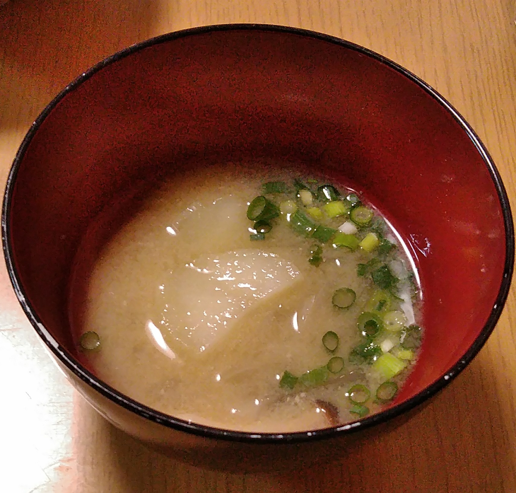 じゃがいもと玉ねぎとしめじの味噌汁