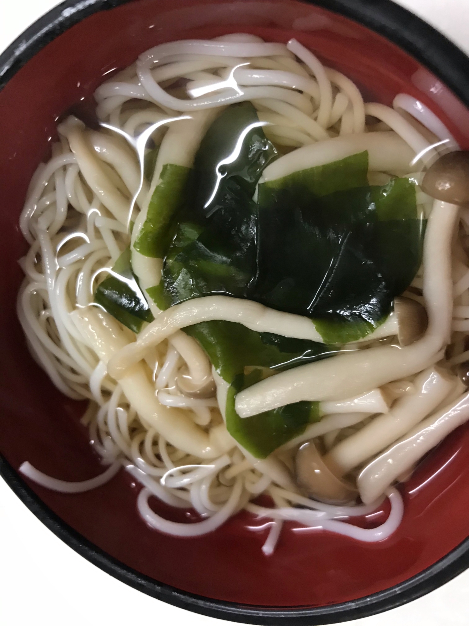 しめじとわかめでにゅうめん