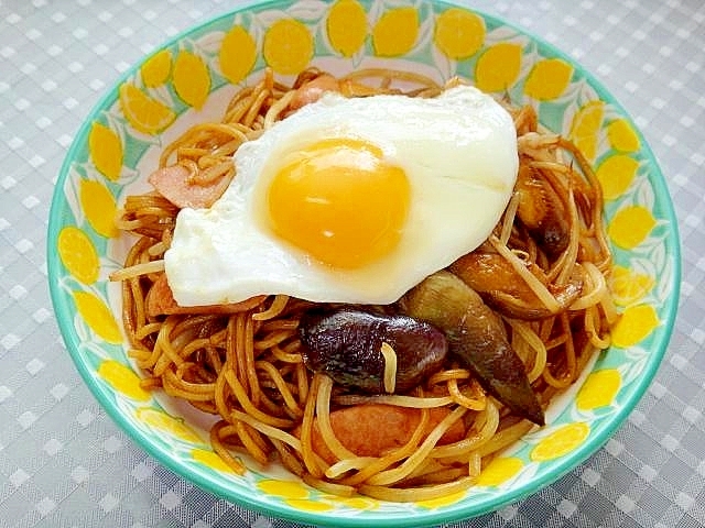 目玉焼きを乗せて♡もやしと茄子のカレー風味焼きそば