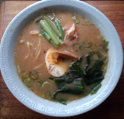 こんばんみ♪豚骨醤油の生ラーメンにワカメ、小松菜、焼豚、たまご、メンマ、お葱て作ってみました^^ごちそうさまでした(^○^)とってもおいしかったです^^