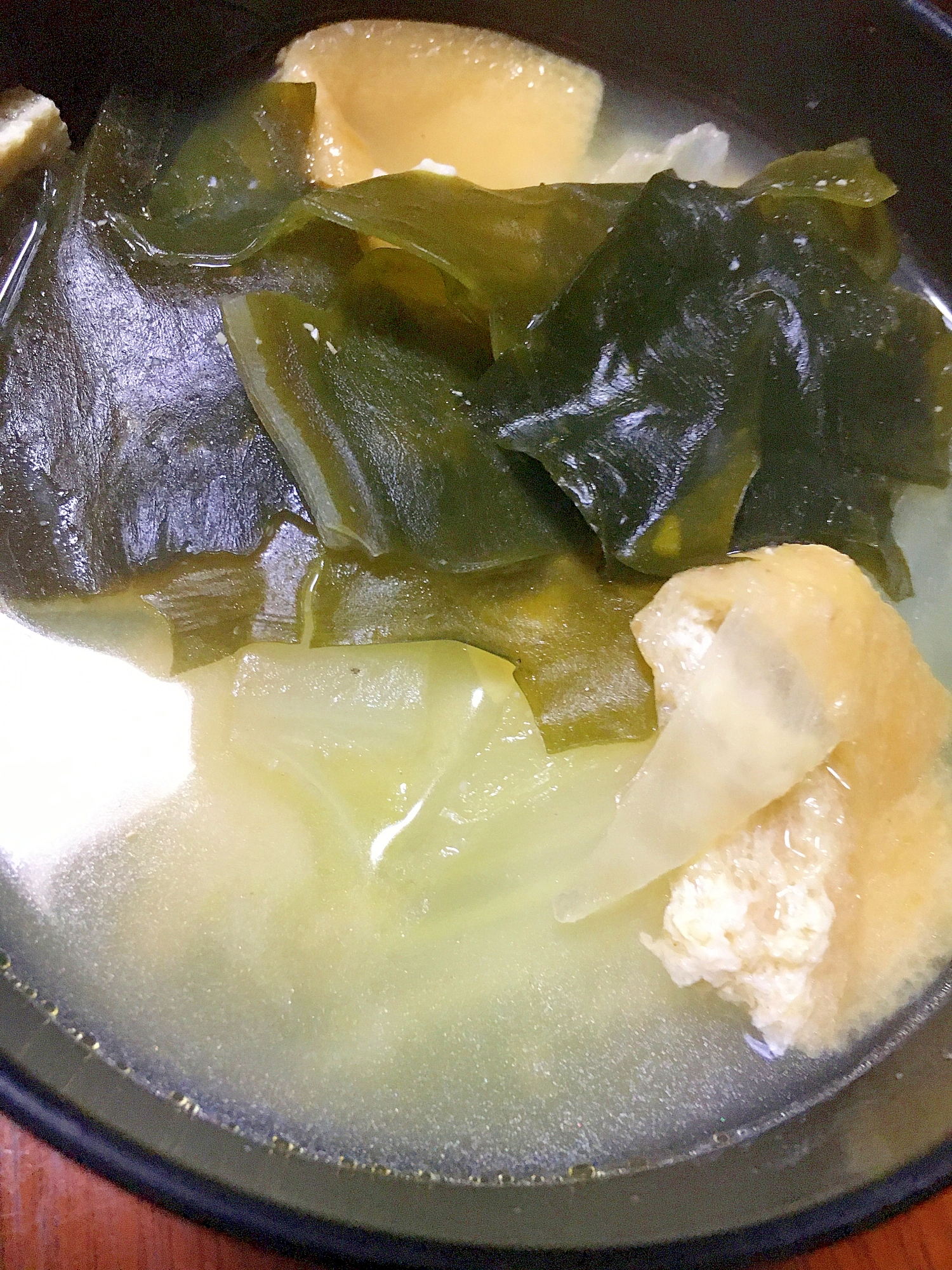 白菜と油揚げとわかめと豆腐の味噌汁