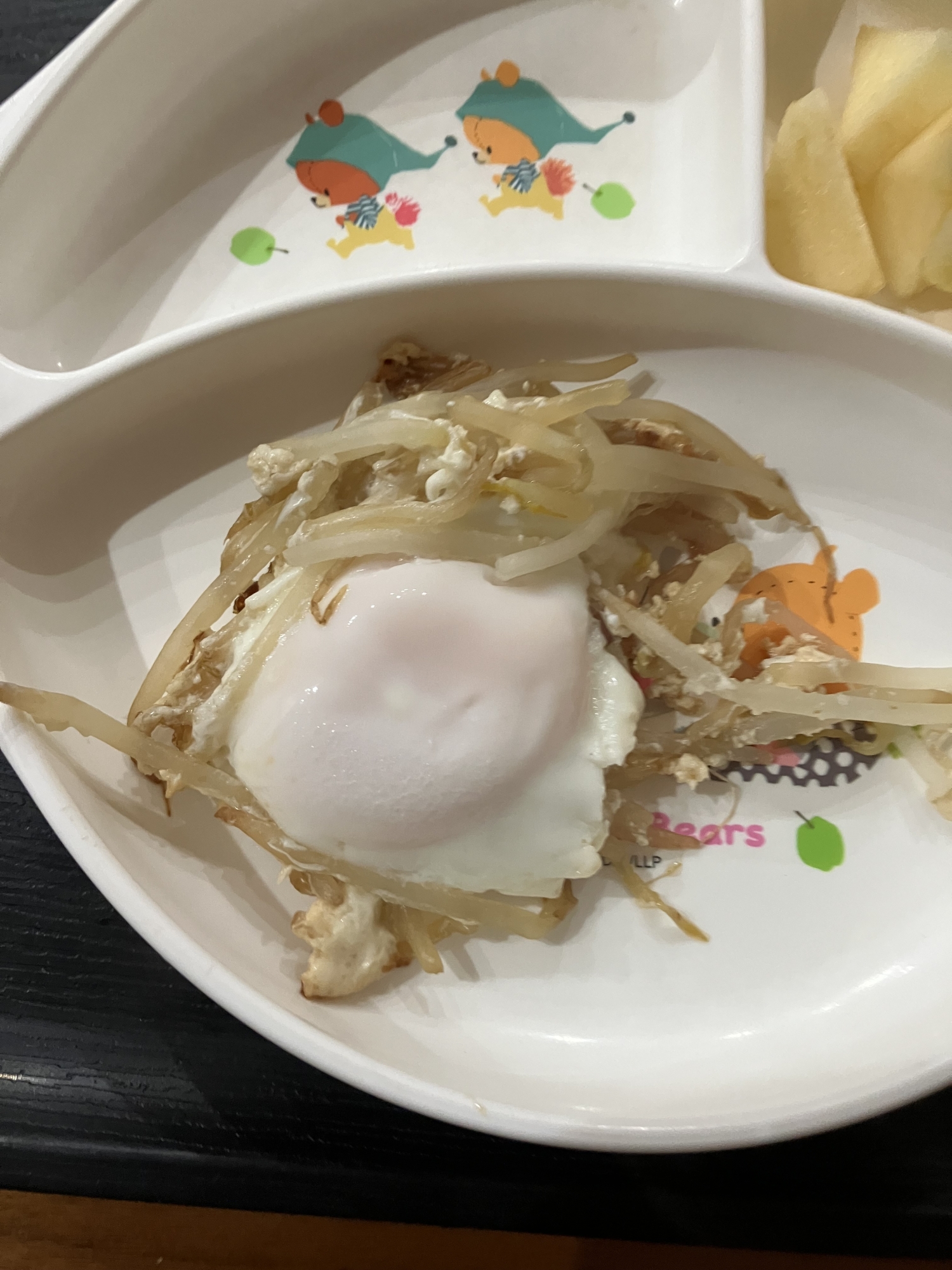 もやしの上に目玉焼きのせ