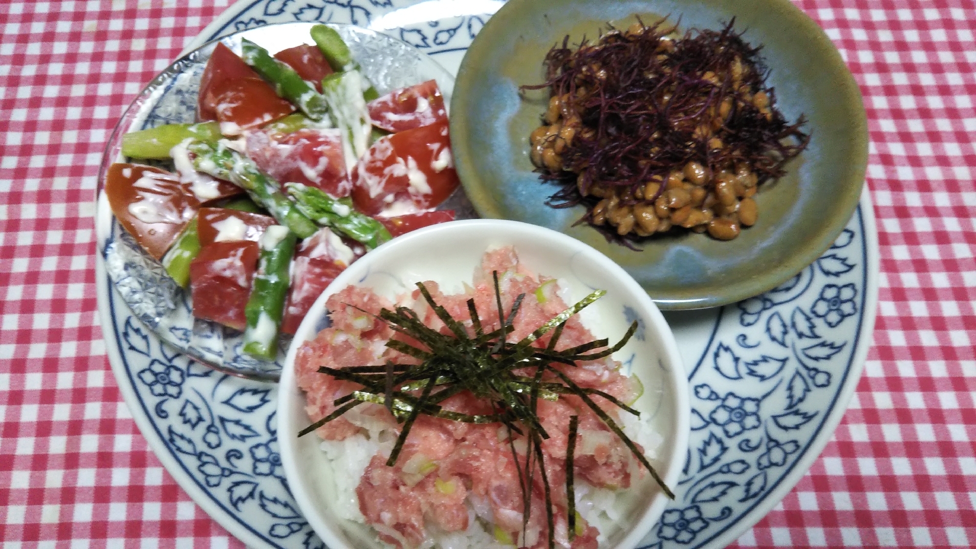 ネギトロ丼とアスパラトマトサラダと布海苔納豆和え☆