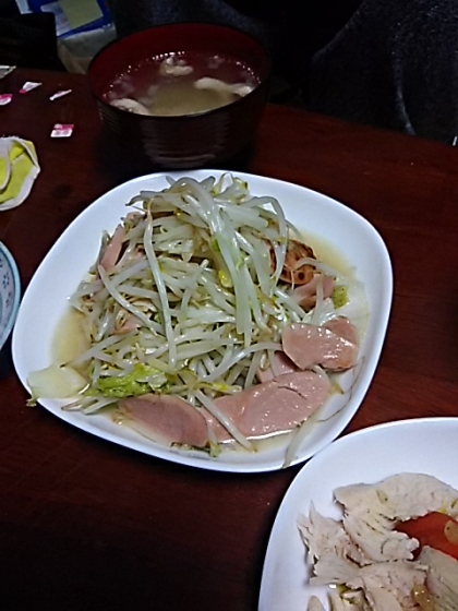 白菜ともやしと魚肉ソーセージで作りました！材料白菜しか同じの使ってないけれど、美味しかったです(*´･ω･｀)b