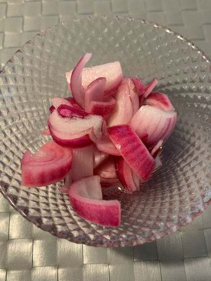 家庭菜園で採れた小さめの赤玉ねぎを使って作りました。酸っぱ過ぎず丁度良い味でした。美味しかったです。レシピありがとうございました。