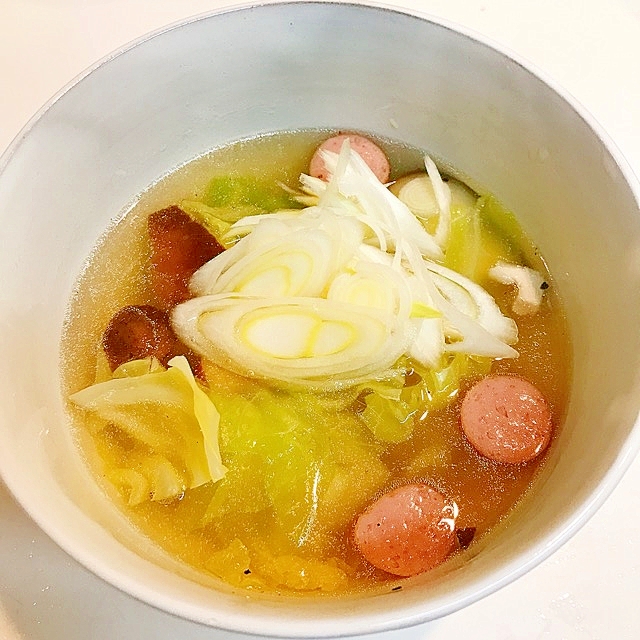 キャベツと椎茸とウインナーの☆温かコンソメスープ