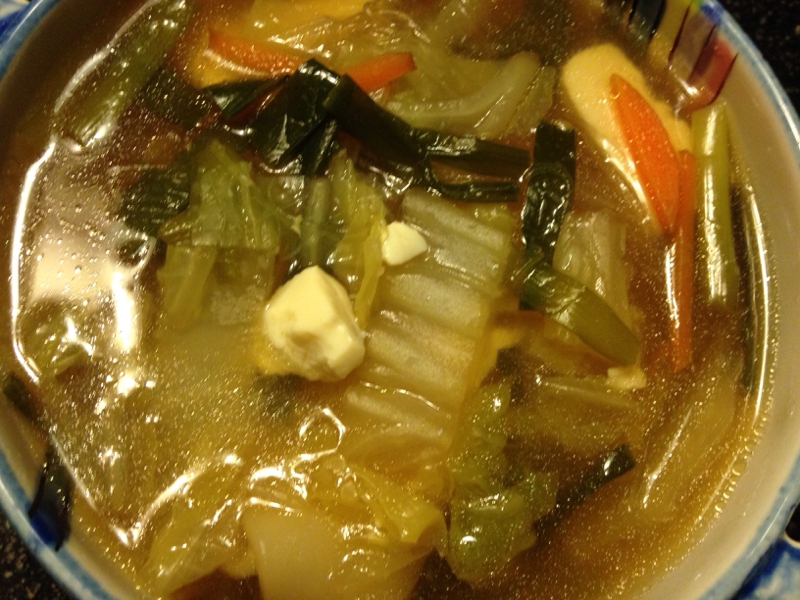 白菜とニラと人参とたまねぎと豆腐の中華スープ