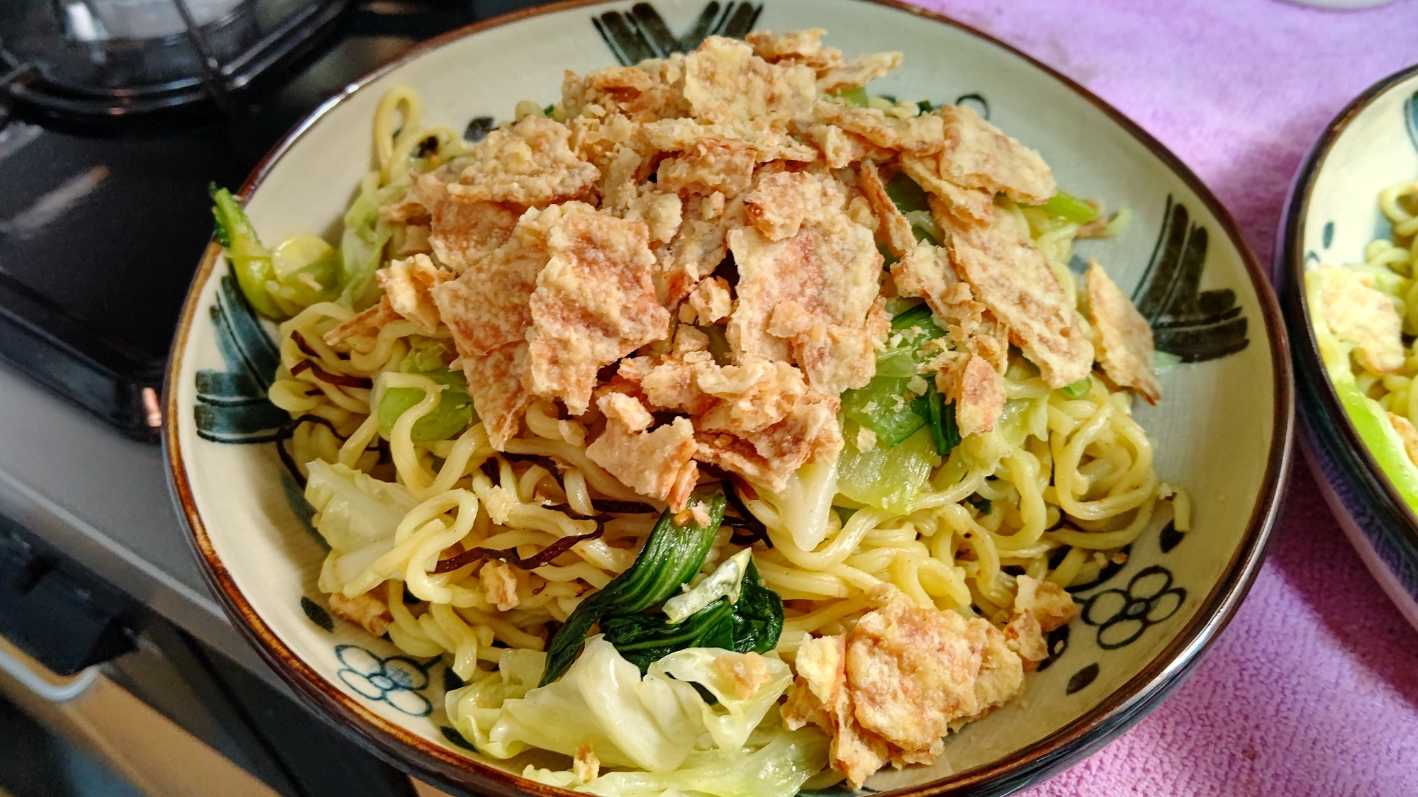 イカ姿フライ乗せ！チンゲン菜と塩昆布の焼きそば