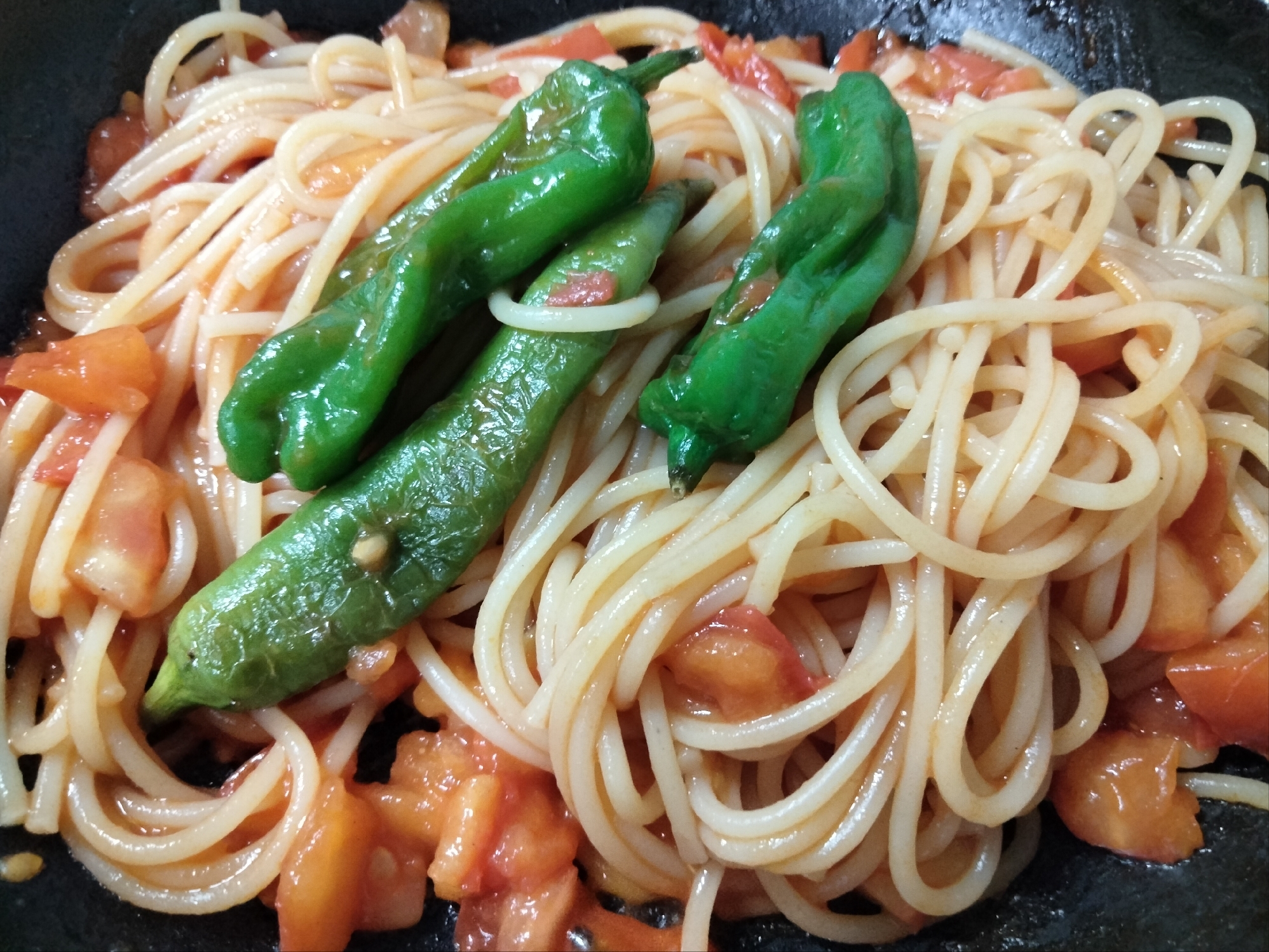 トマトししとうのコンソメケチャップパスタ炒め
