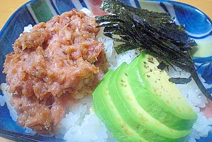 　「海苔たっぷり！アボカドネギトロ丼」　　　♪♪