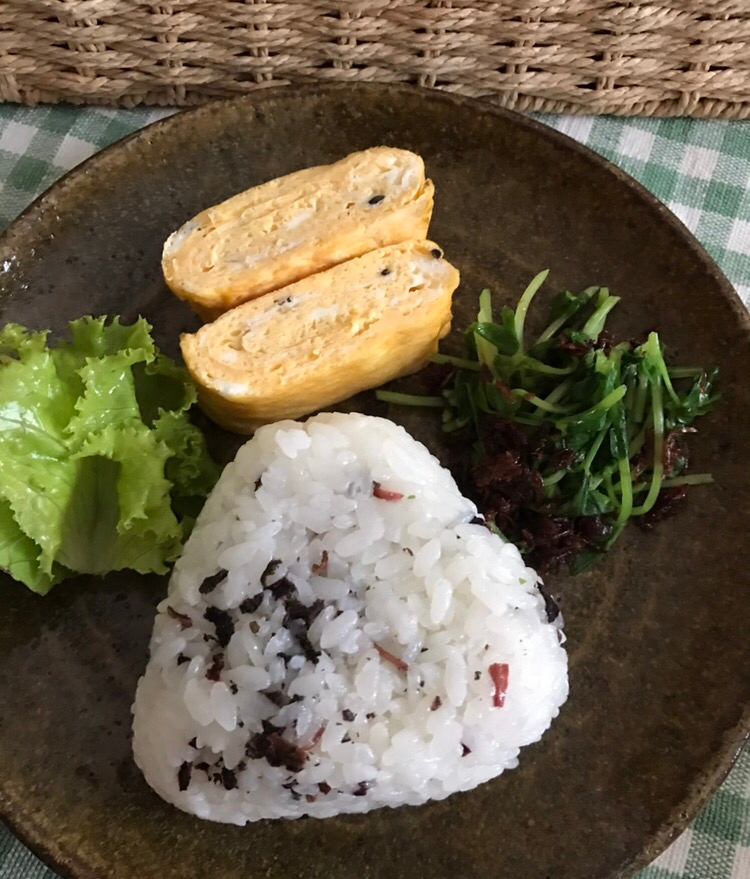 ゆかりおむすびと卵焼きの朝ごはんプレート