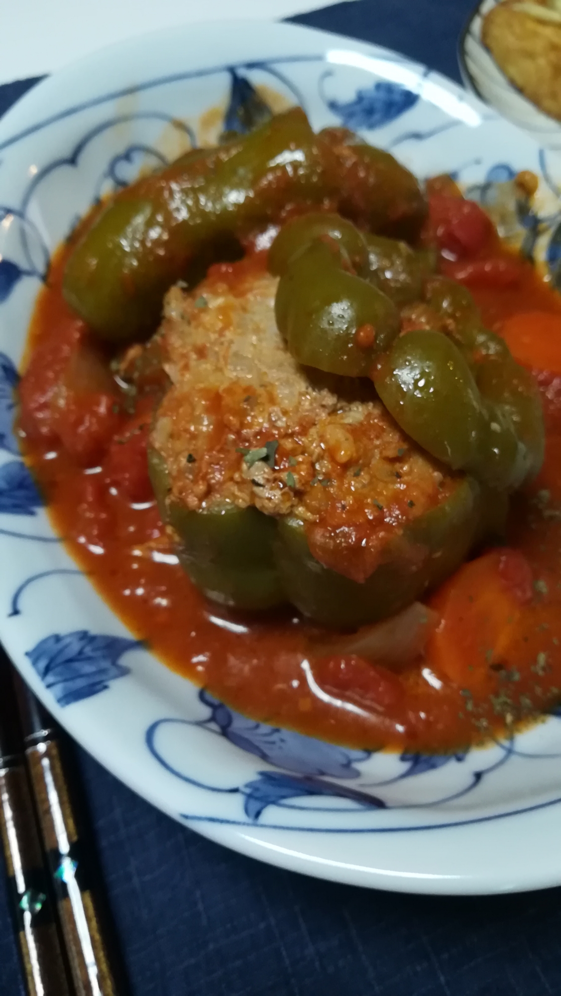 巨大ピーマンの丸ごと肉詰め　トマト煮込みで。