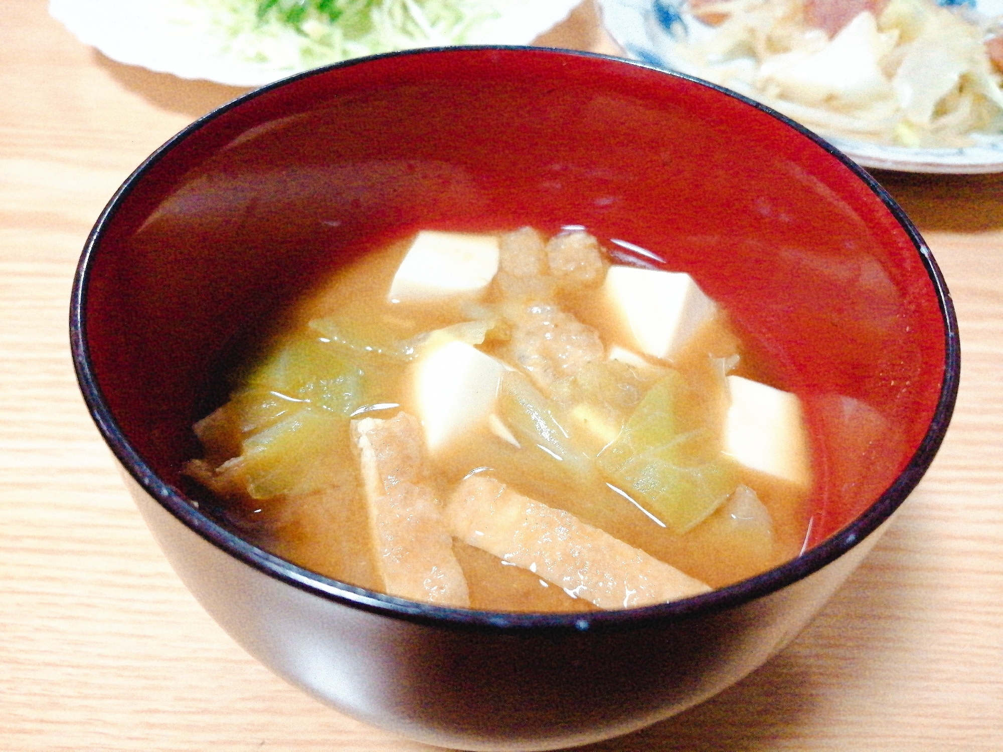 豆腐とキャベツと油揚げの味噌汁