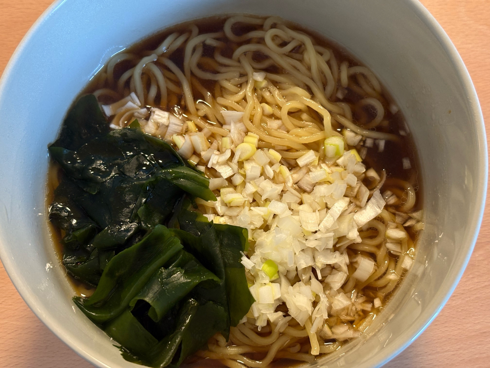 わかめを入れたネギラーメン