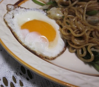 目玉焼きのお皿（野菜、かまぼこ）