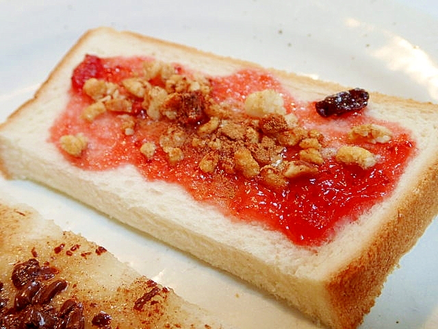 苺ジャムとフルーツグラノーラのシナモン香るトースト