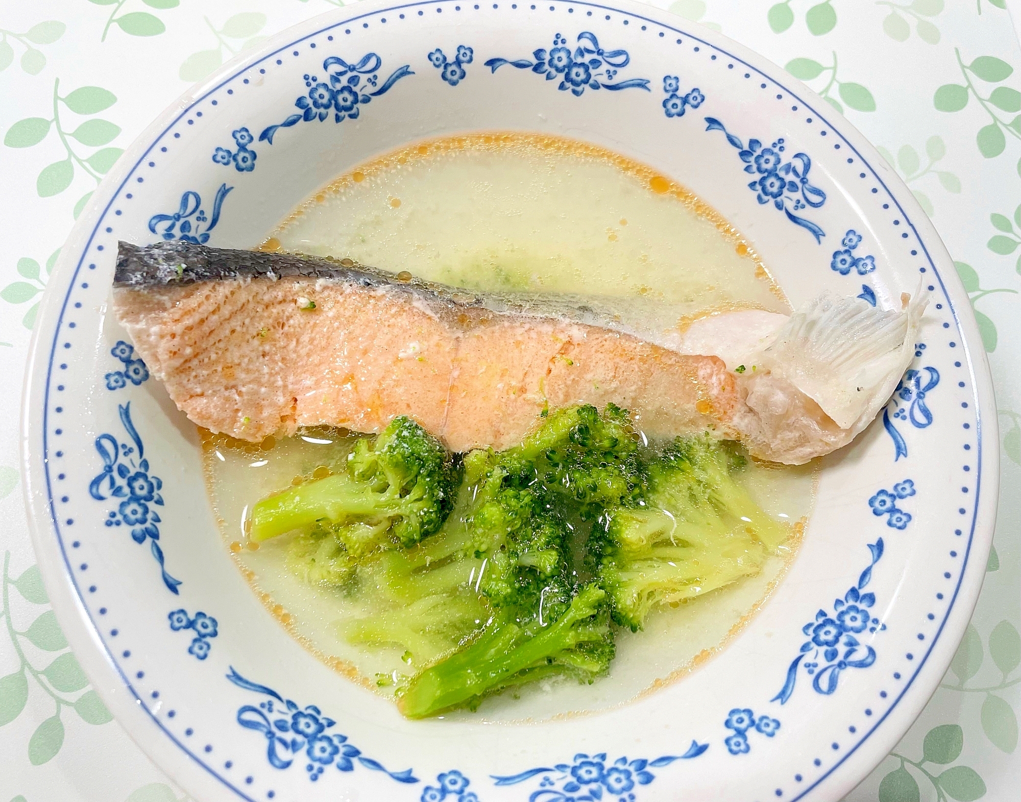 鮭とブロッコリーのコンソメスープ煮