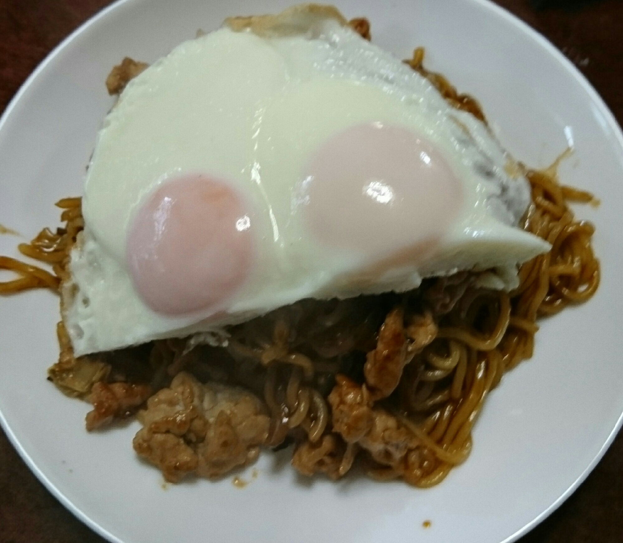 目玉焼きのせ焼きそば