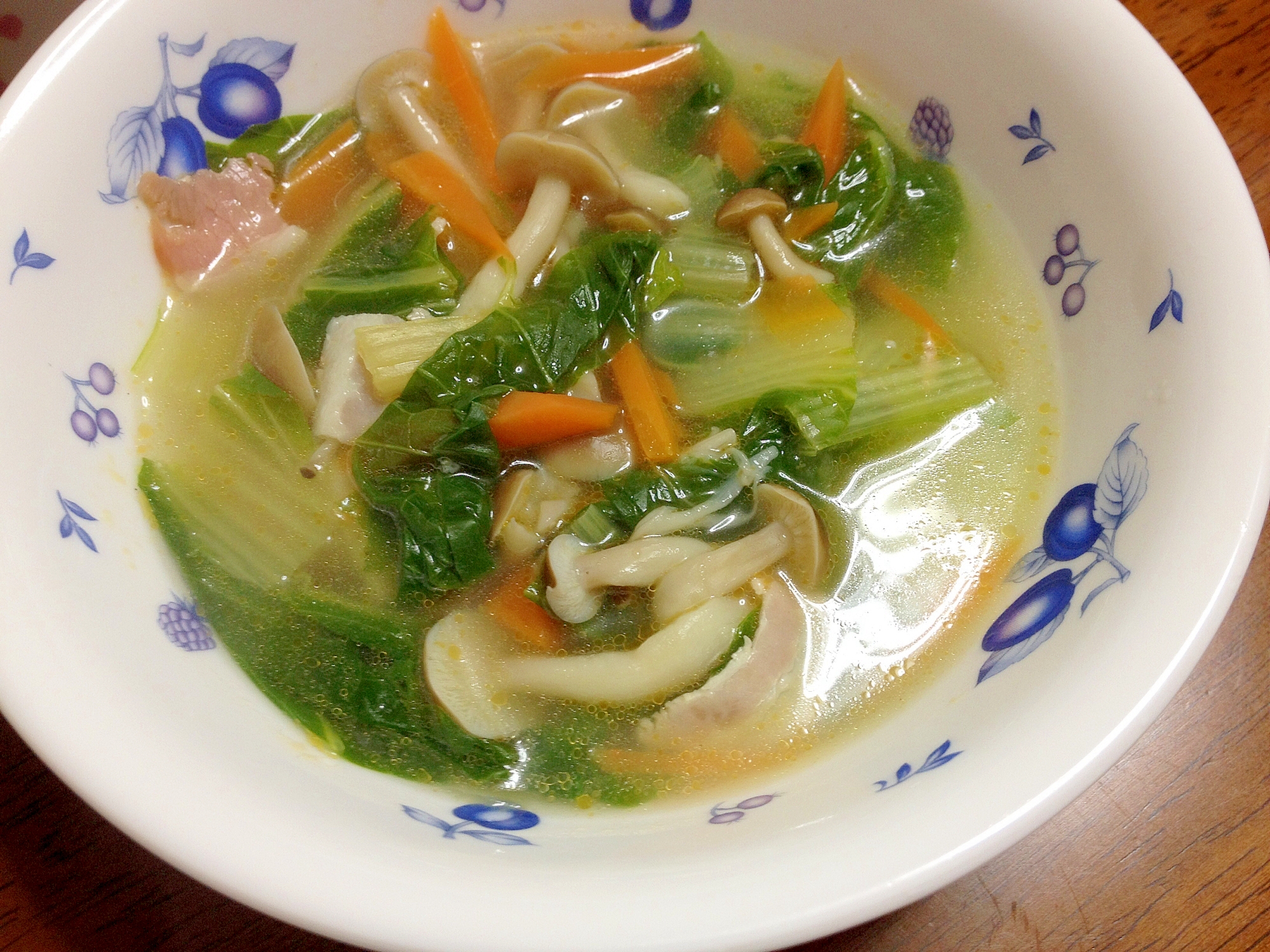 白菜菜とベーコンの中華スープ