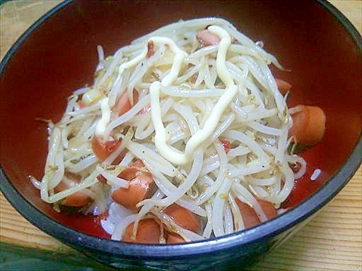 もやしとソーセージの甘辛丼・マヨネーズがけ