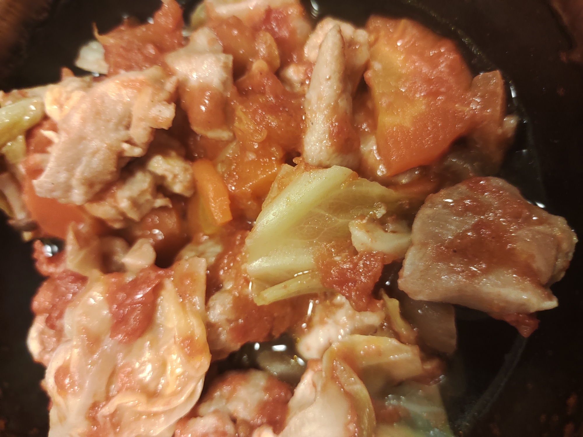 鶏もも肉とキャベツとしめじのトマト煮込み