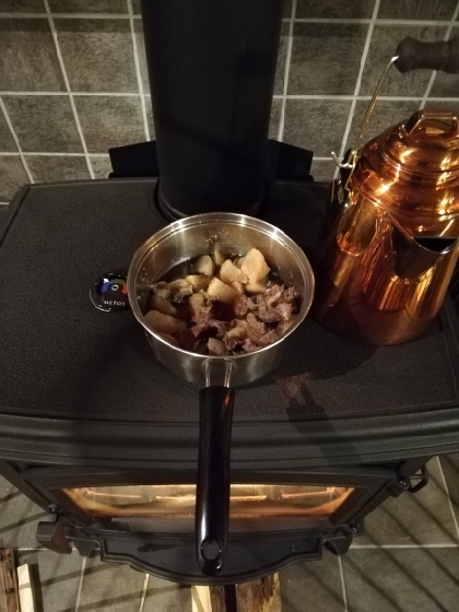 我が家の薪ストーブでコトコト煮込んで作りました。安い牛すじでしたが、絶品でした。大根とこんにゃくを入れましたが、味が染みて美味しかったです。