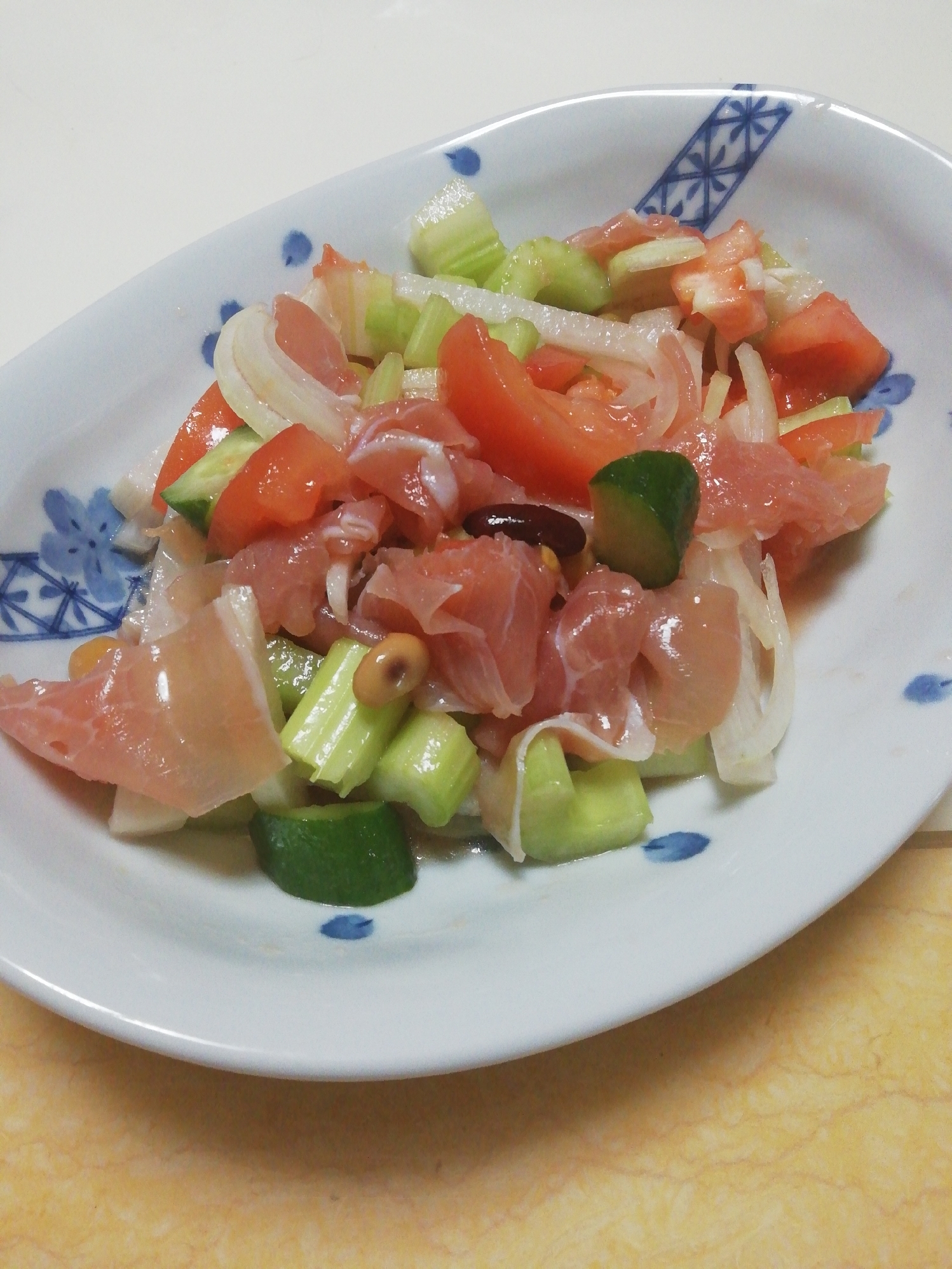 生ハムと野菜のまろやかフレンチサラダ