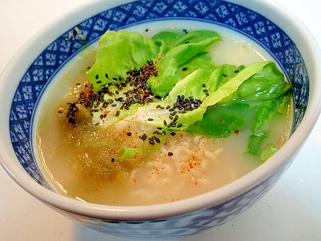 インスタントで　サラダ菜ととろろ昆布の豚骨ラーメン