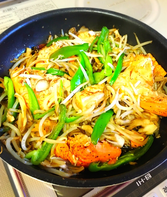 鮭あらと彩り野菜のバター醤油焼き