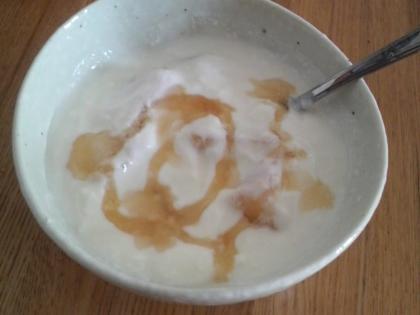 冷凍した桃が、ヨーグルトの中でほどよく半解凍されて美味でした～(*^^*)夏にぴったりなデザートですね♪
