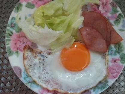 今日の朝食!ハムエッグ