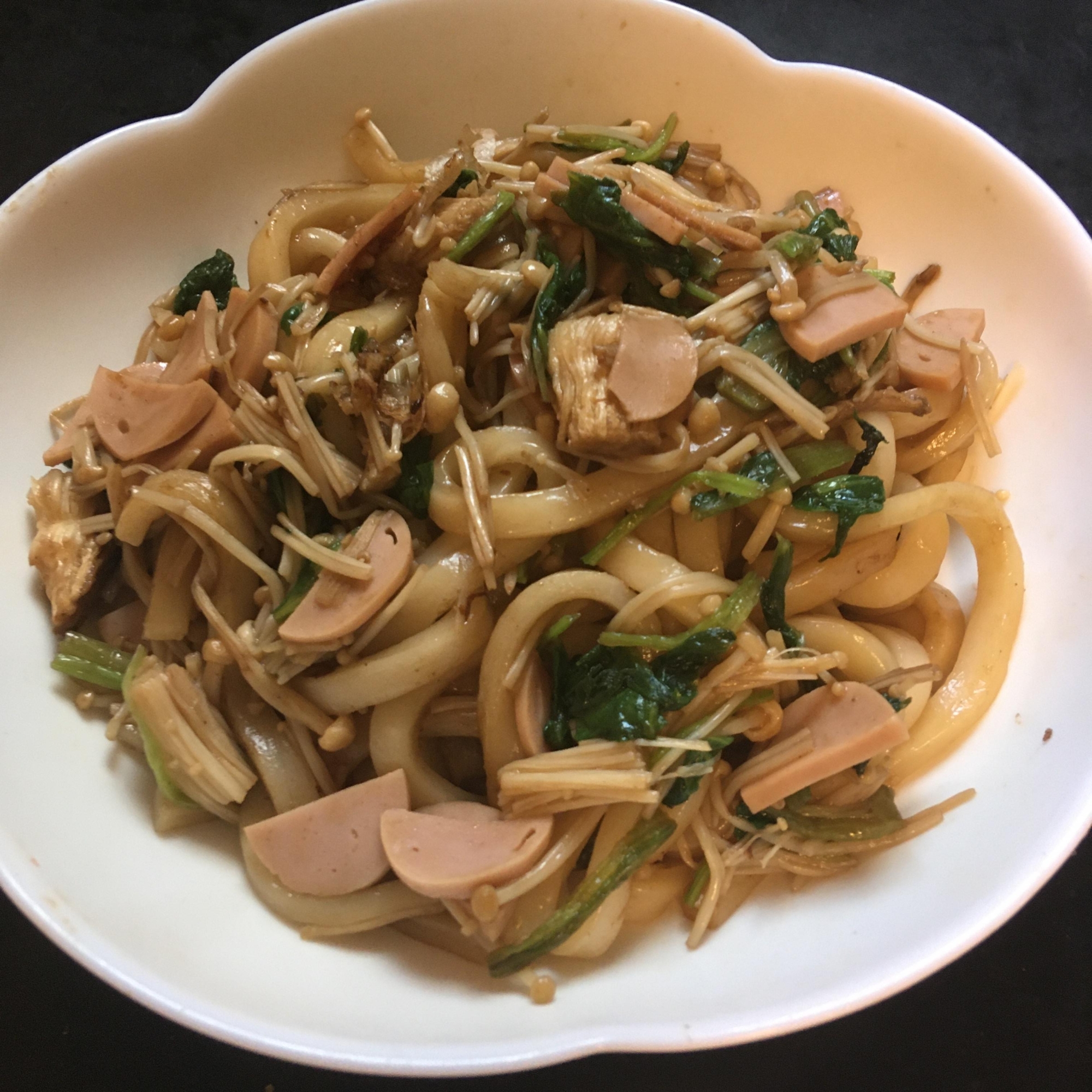 ほうれん草、えのき、魚肉ソーセージ焼きうどん