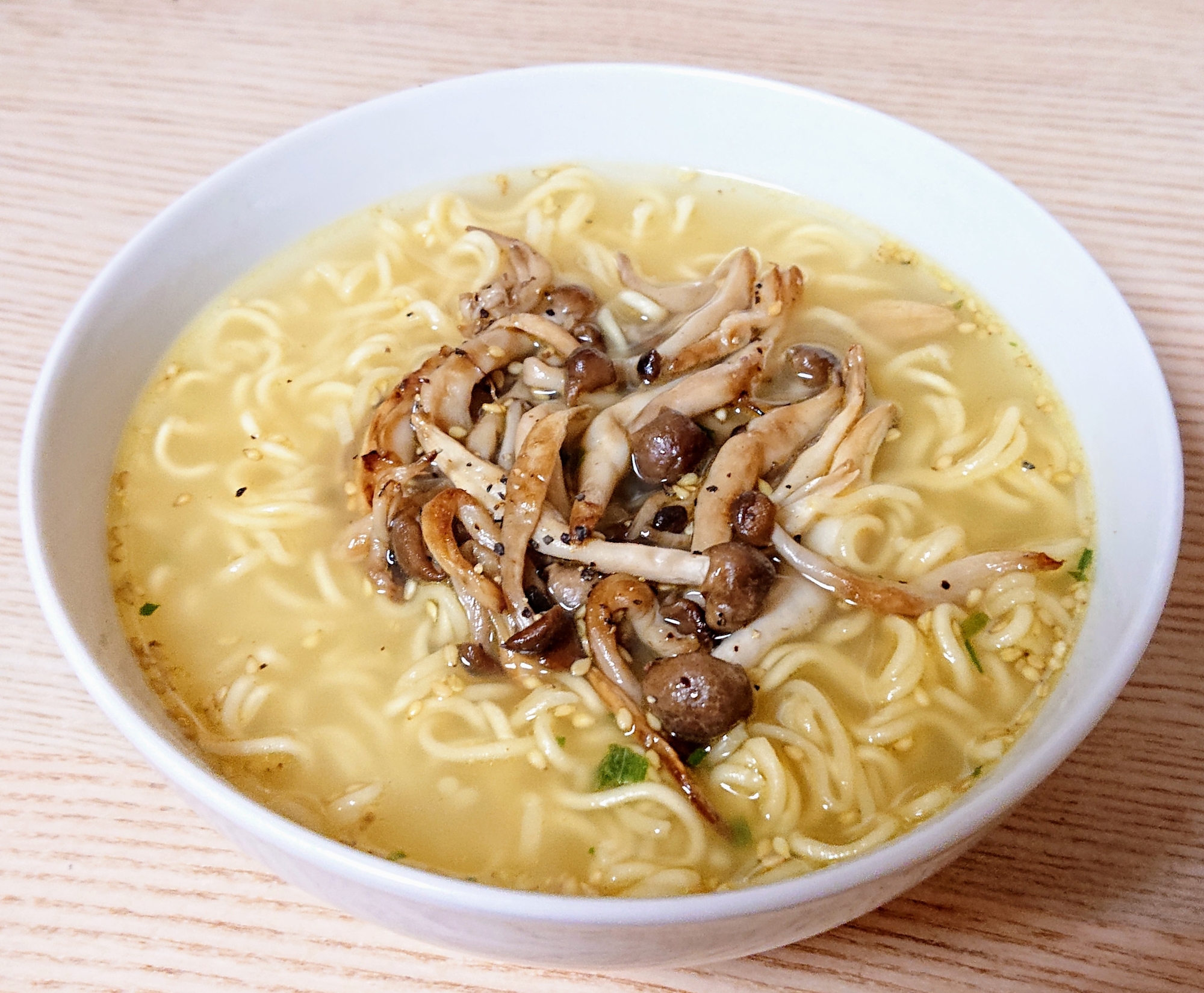 インスタントで☆しめじのバター炒めのせ塩ラーメン