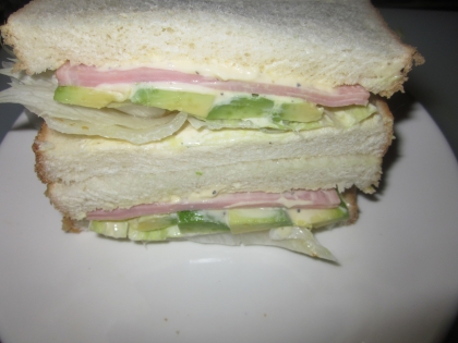 アボカドとハムのピリ辛サンドイッチ