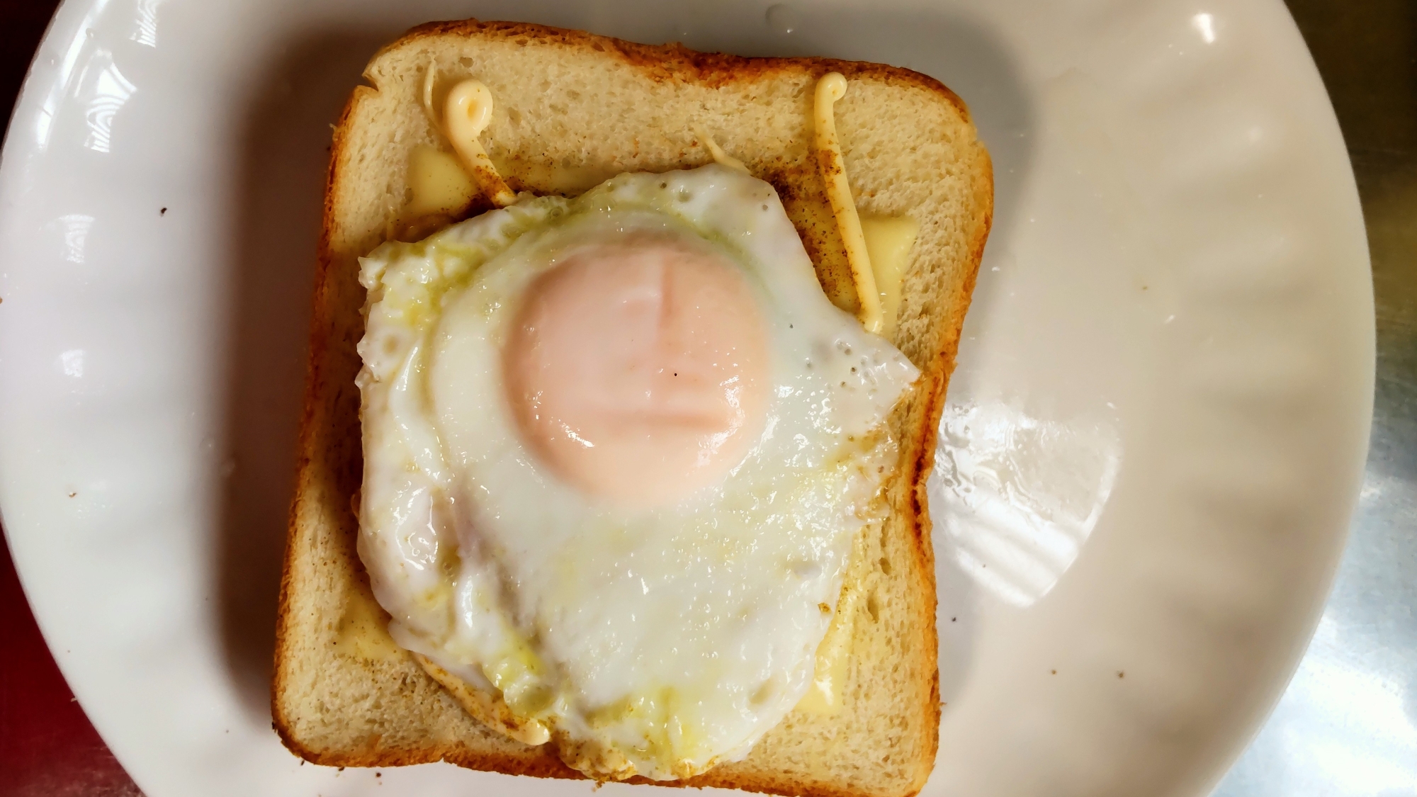 カレーマヨ目玉焼きトースト