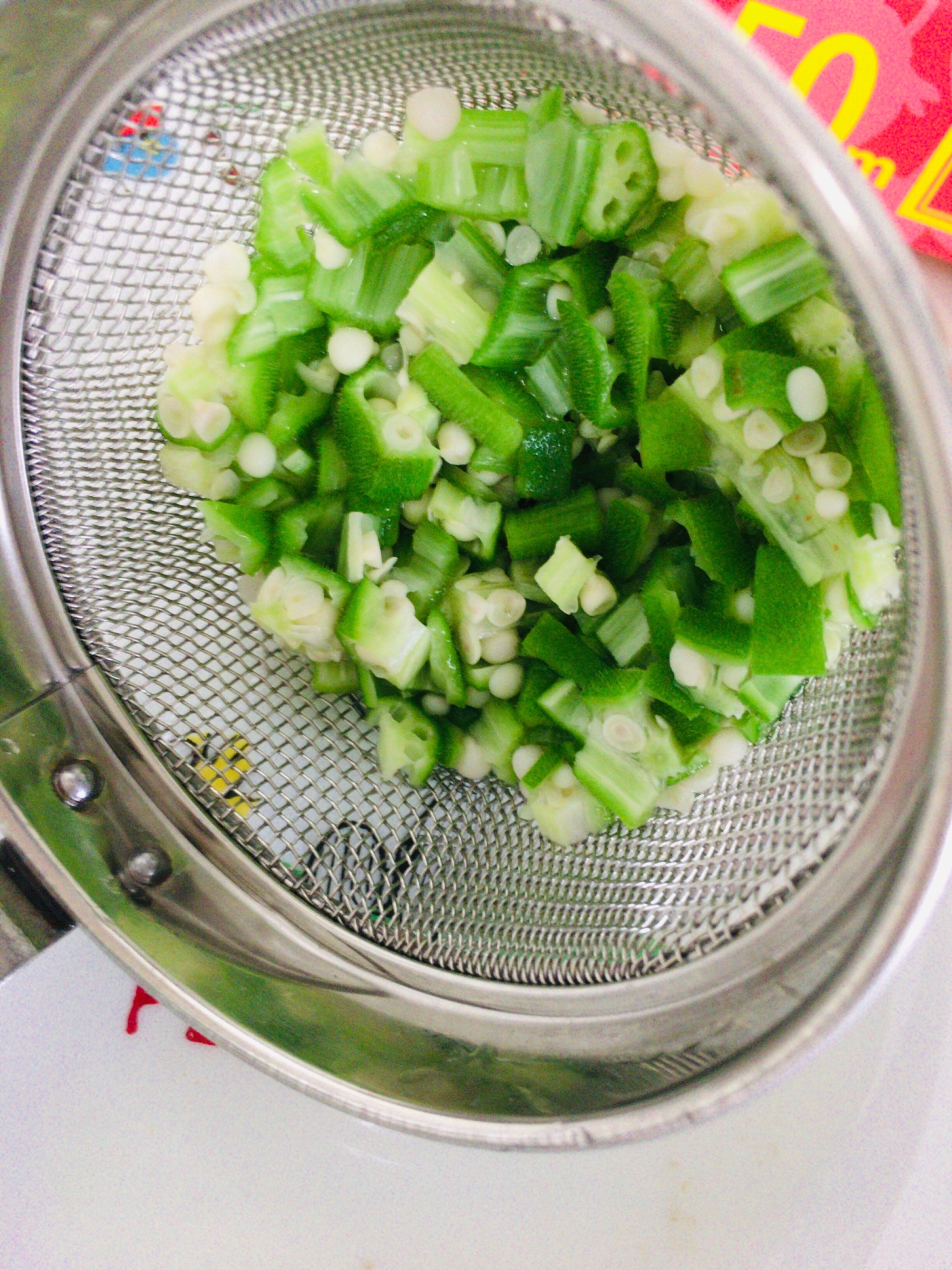 ⁑離乳食カミカミ期⁑タネ入りオクラのみじん切り