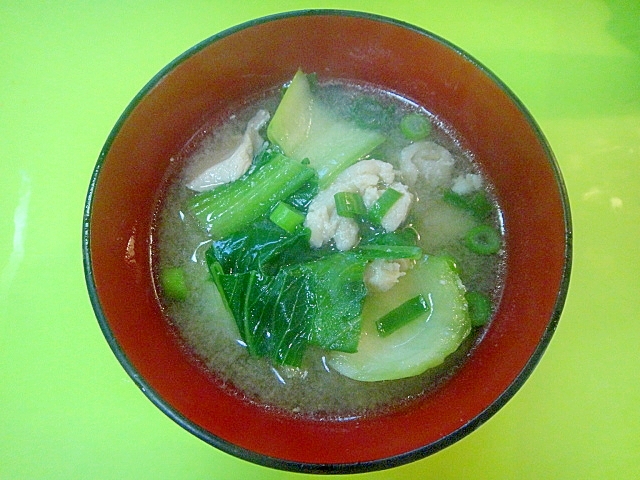 チンゲン菜と鶏モモ肉の味噌汁