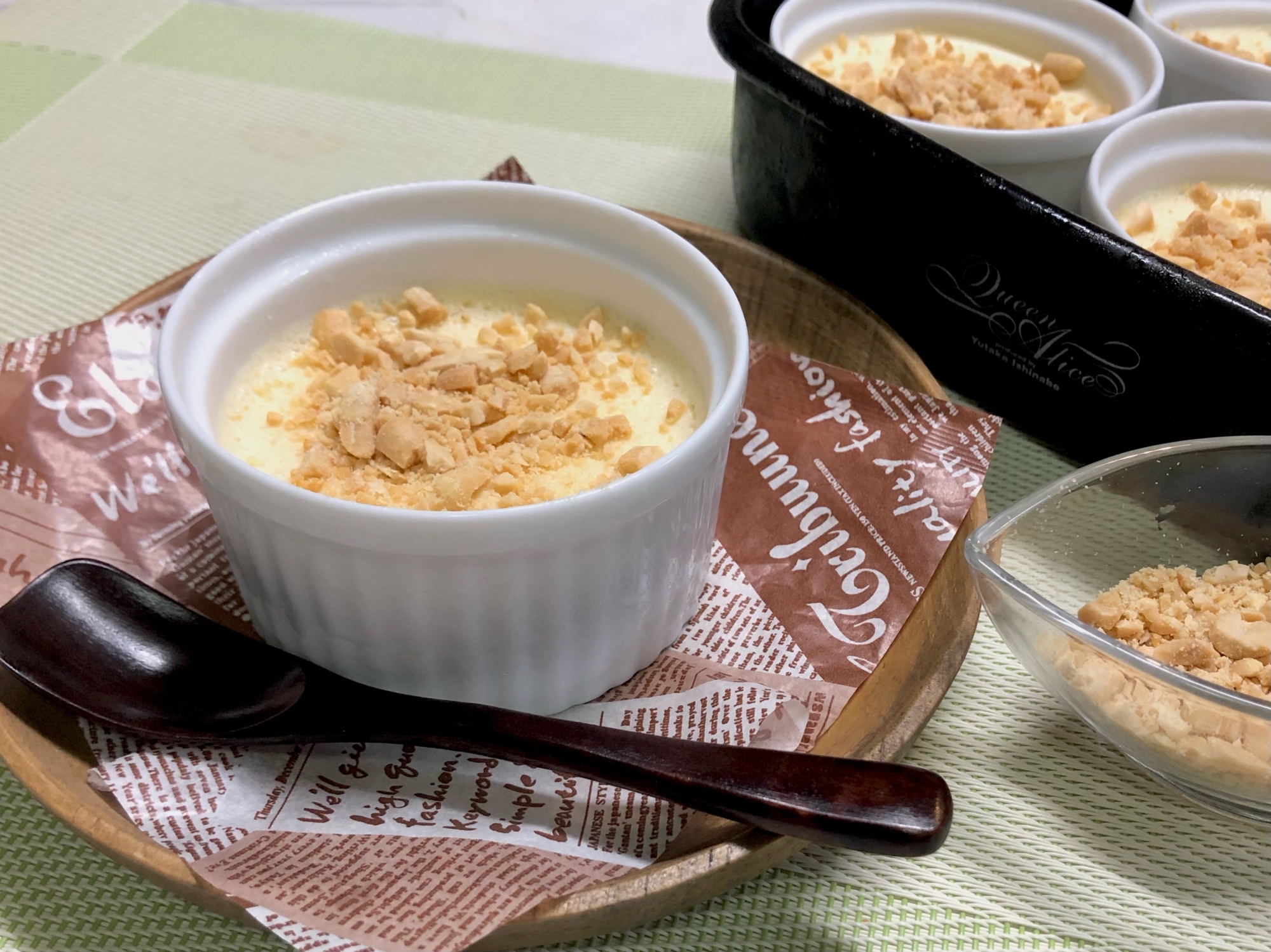 茶色い皿に盛り付けられたピーナッツバターアイス