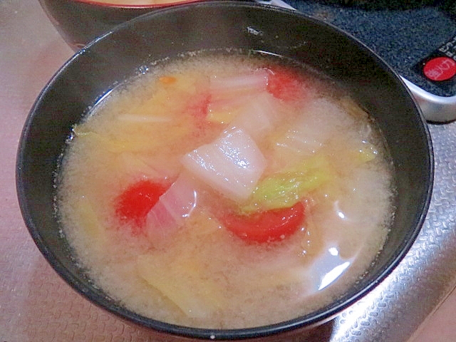 白菜とミニトマトのお味噌汁